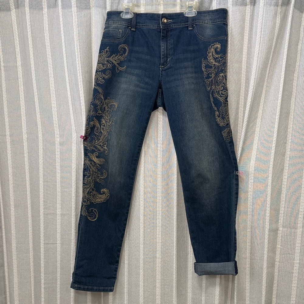Chico’s Embroidered Platinum Jeans Light Wash US size‎ 6R / Chicos size 0.5R